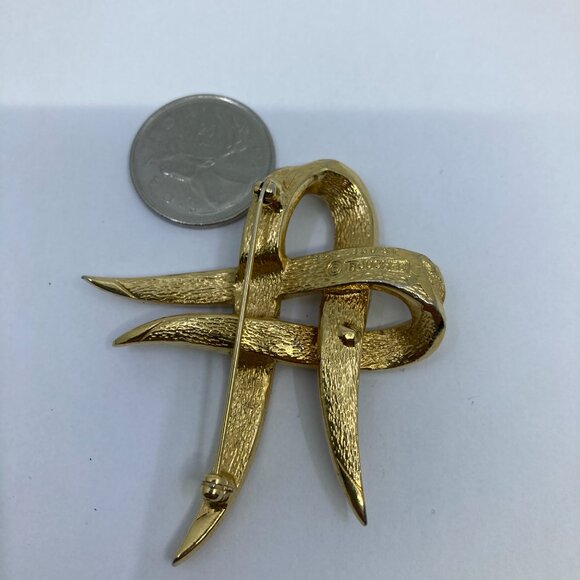 Vtg BOUCHER signed brushed gold tone bow ribbon brooch - Picture 2 of 2